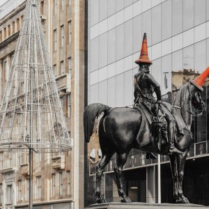 Statyn Duke of Wellington i Glasgow - med en trafikkon som hatt
