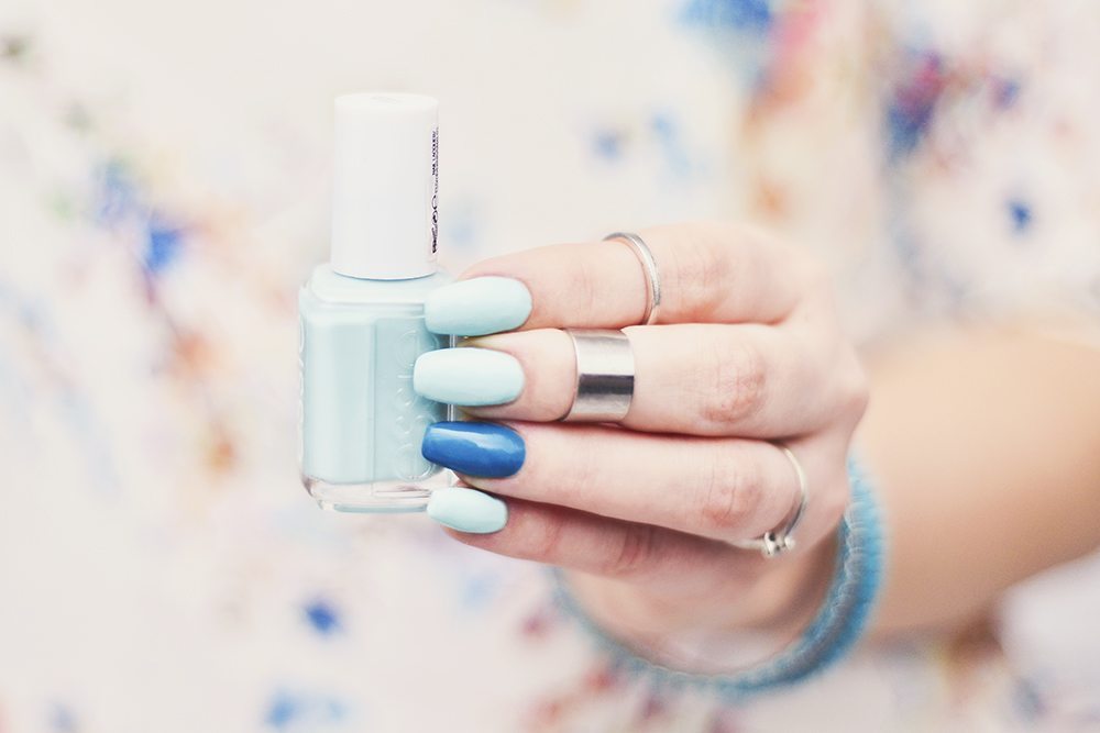 How to: Flower Dots Nail Art - Essie Blossom Dandy 