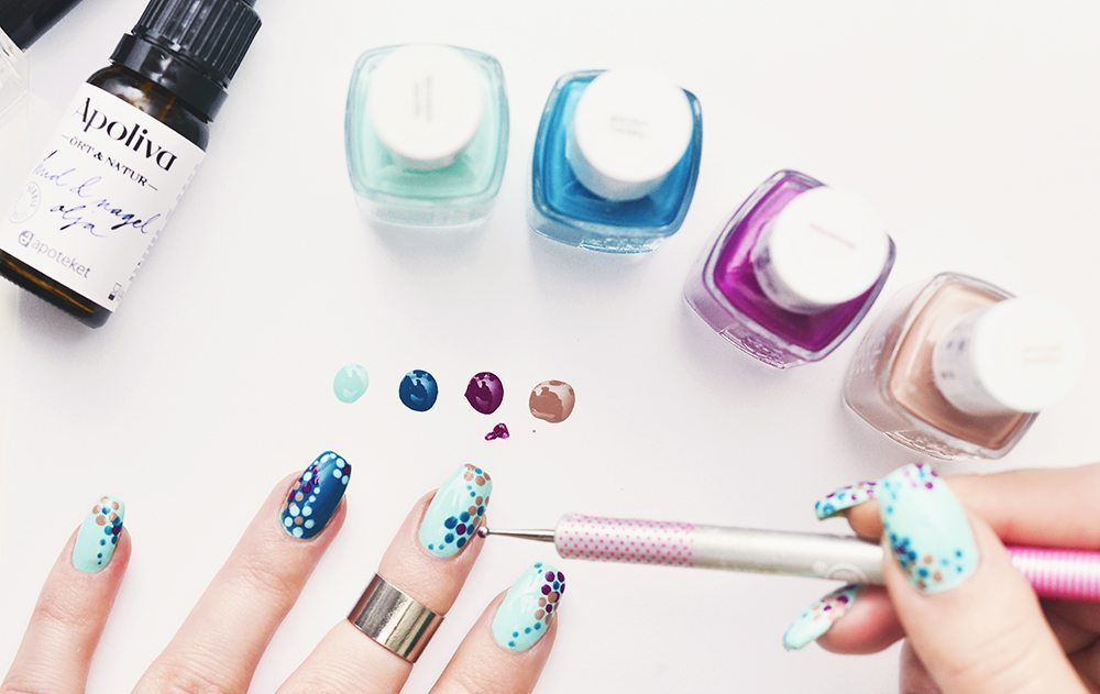 How to: Flower Dots Nail Art