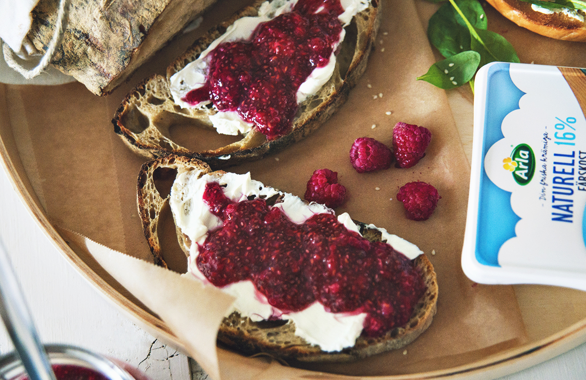 Rostad levain med färskost & rårörd chia- och hallonsylt