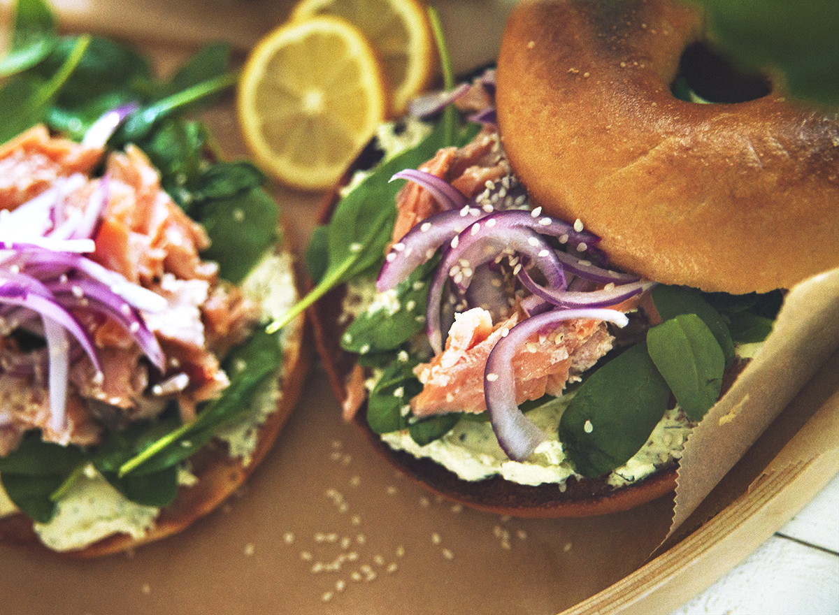 Bagel med lax och citronmarinerad rödlök