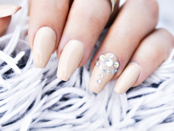 Piffa till dina nude-naglar - Nude Gel Nails with Bling