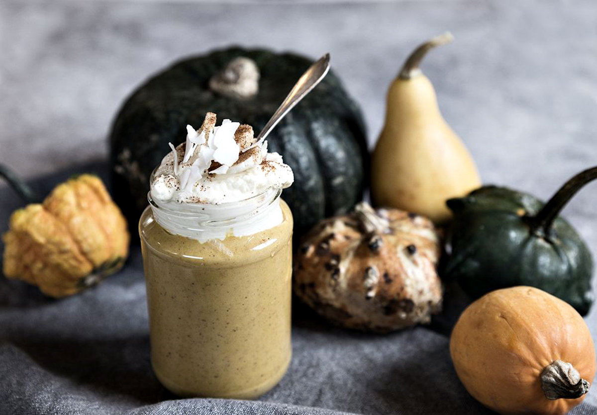 Yummy pumpkin smoothie with banana cream and cinnamon - Halloween hacks