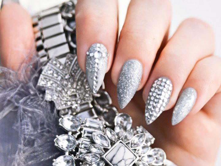 Grå & glittrande nageldesign med "more is more" - Grey Nail Design with Rhinestones