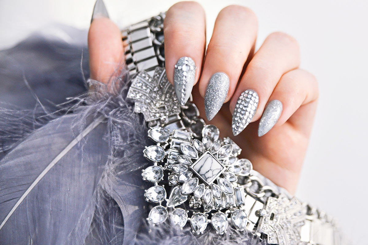 Grå & glittrande nageldesign med "more is more" - Grey Nail Design with Rhinestones