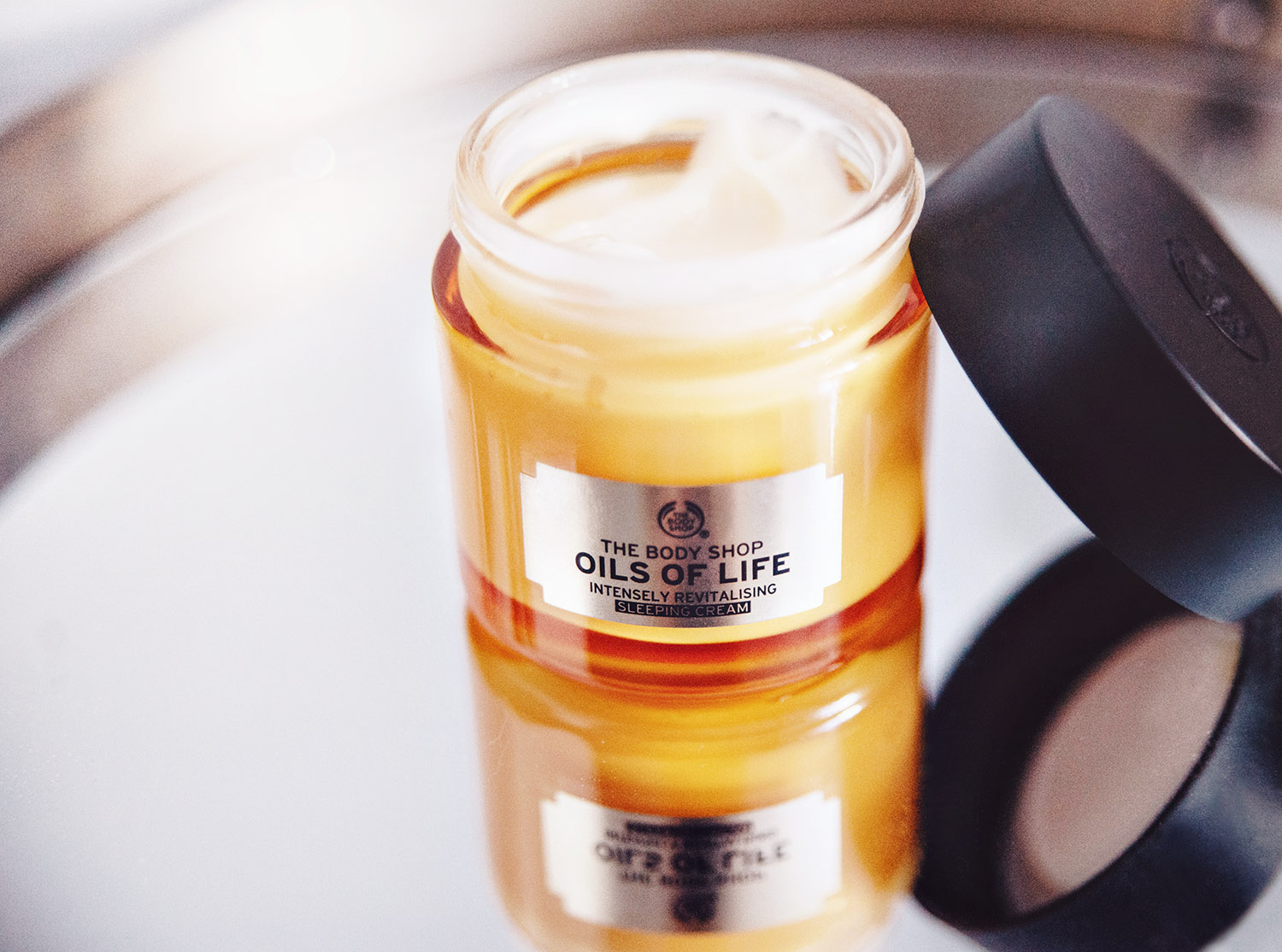 The Body Shop Oils Of Life Intensely Revitalising Sleeping Cream