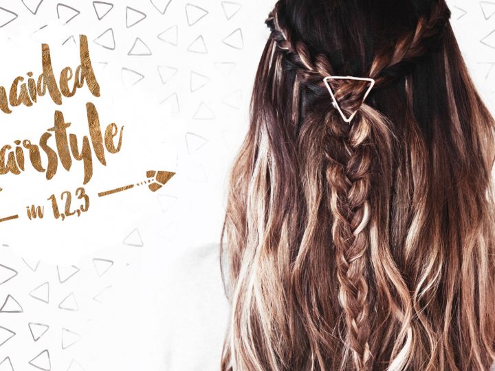 Easy Braided Hairstyle - Frisyrtips med 3 enkla flätor Här är inte bara en Här är ett simpelt frisyrtips med 3 enkla flätor. Tid: ca 15 min Börja eventuellt med att spraya håret med en Heat Spray och locka håret lite med en kontång. Om du har sovit med flätor. Så gör du: 1. Gör två flätor längst fram. Fäst med genomskinlig snodd. 2. Sätt fast flätorna bak med ett hårspänne. Jag använde detta triangelspänne. 3. Gör en fläta precis nedanför hårspännet och fäst med genomskinlig snodd. Krama in lite jojobaolja i topparna för mindre friss och lite glansigare toppar. Fixera sedan med hårspray.