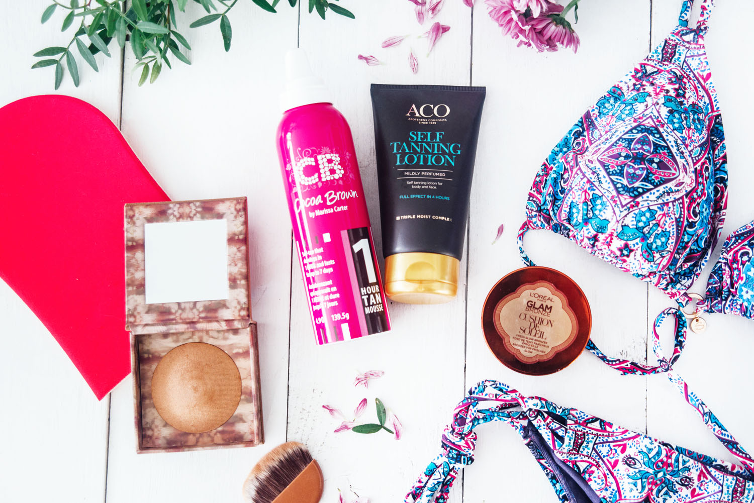 Flatlay with self tanning and bronzing products + bikini from Hunkemöller