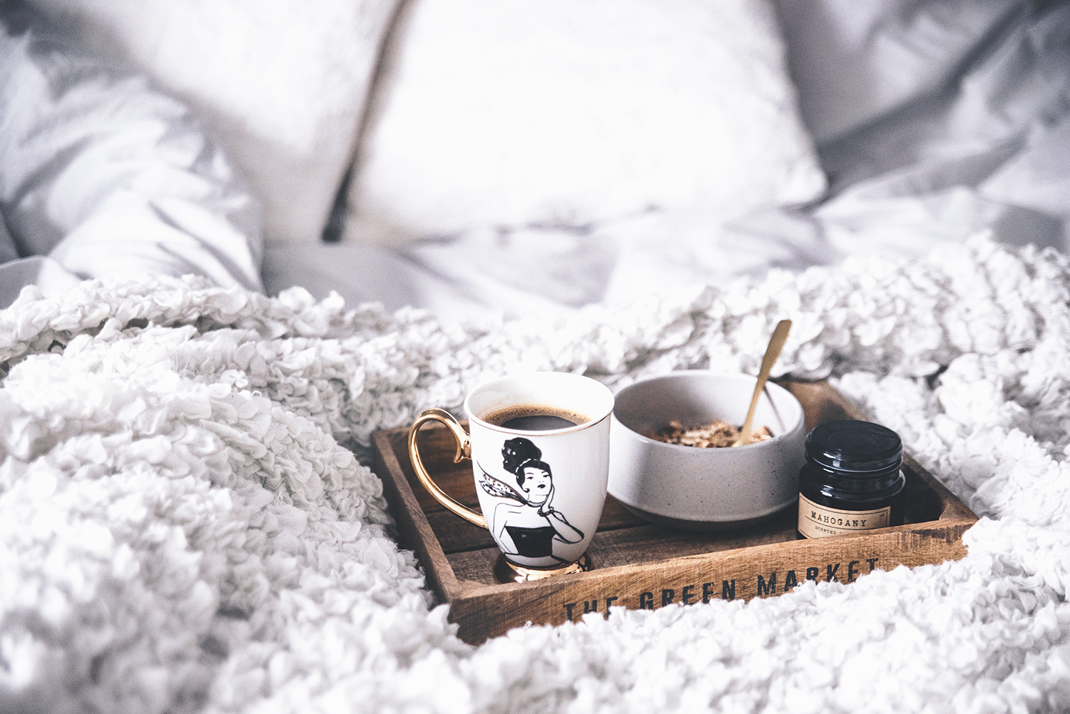 Tips mot morgontrötthet - Tray in bed with coffee, müsli and candle