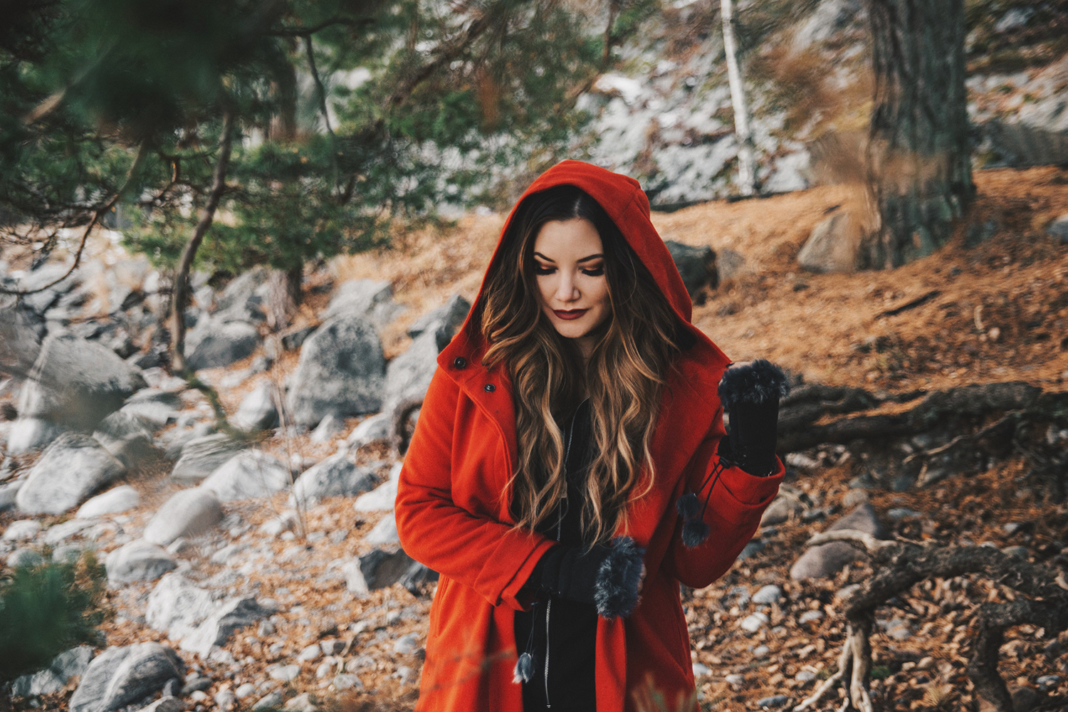 Rödluvan & Vargen Fashion Story: Woman with red coat and hood in the forest