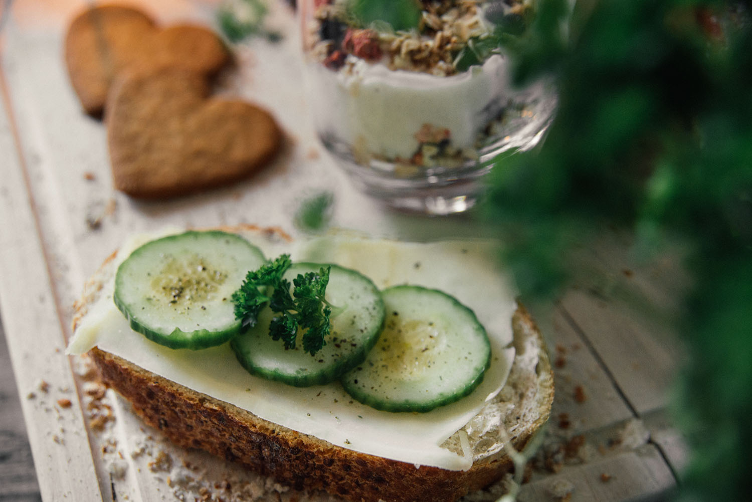 Lantbröd med ost, gurka och persilja