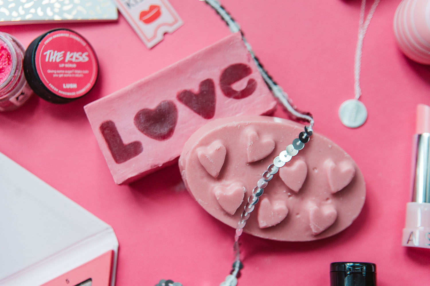 Lush Cupid Badbomb & Love Spell Massagekaka