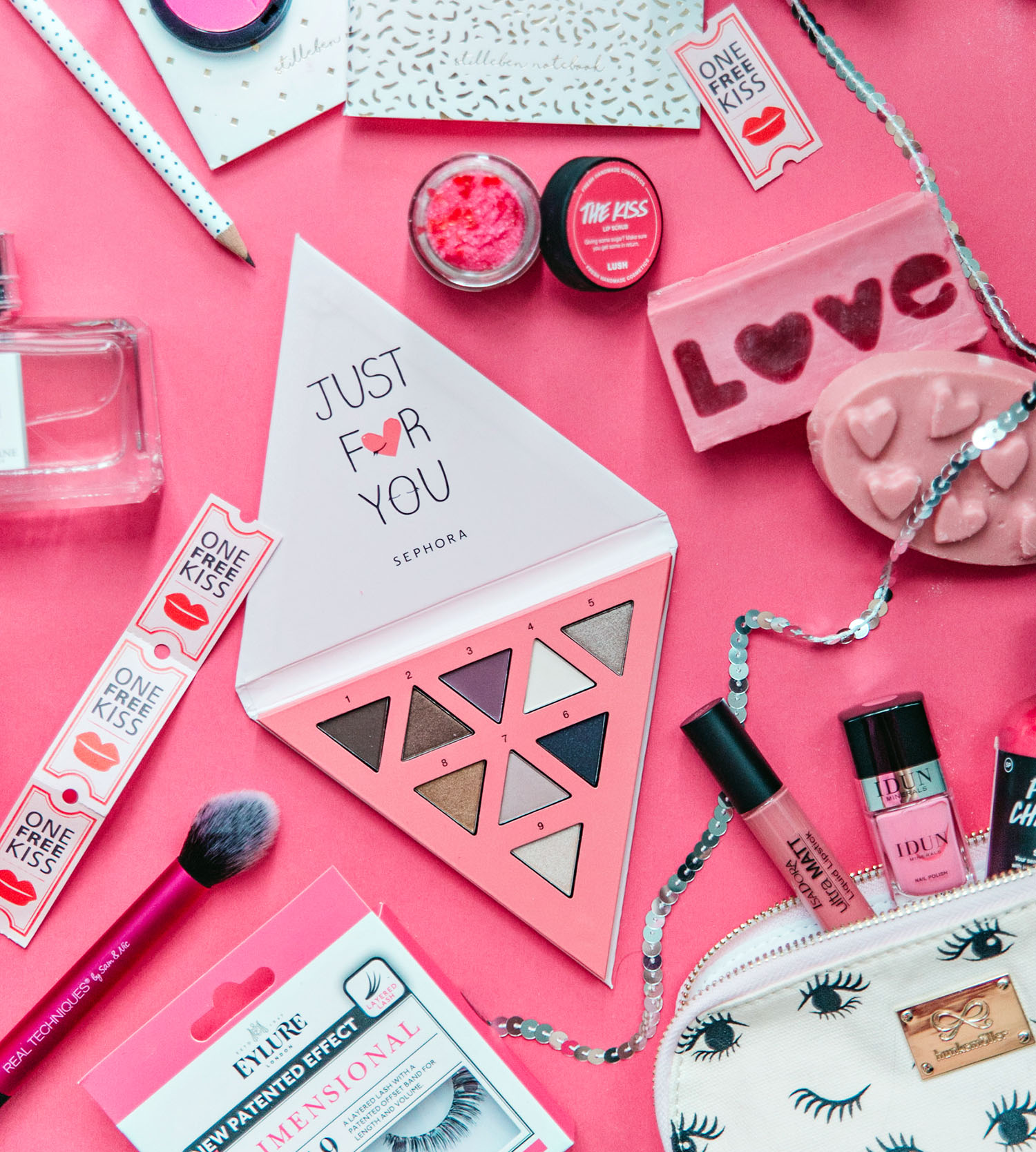 Flatlay with Pink Valentine's Day Treats for Yourself / Alla hjärtans dag-presenter