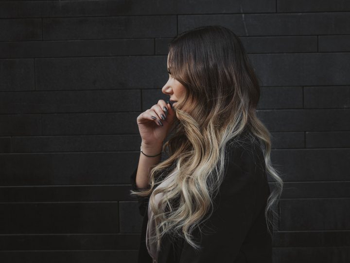 Hårförlängning - Girl with ash balayage and beach waves