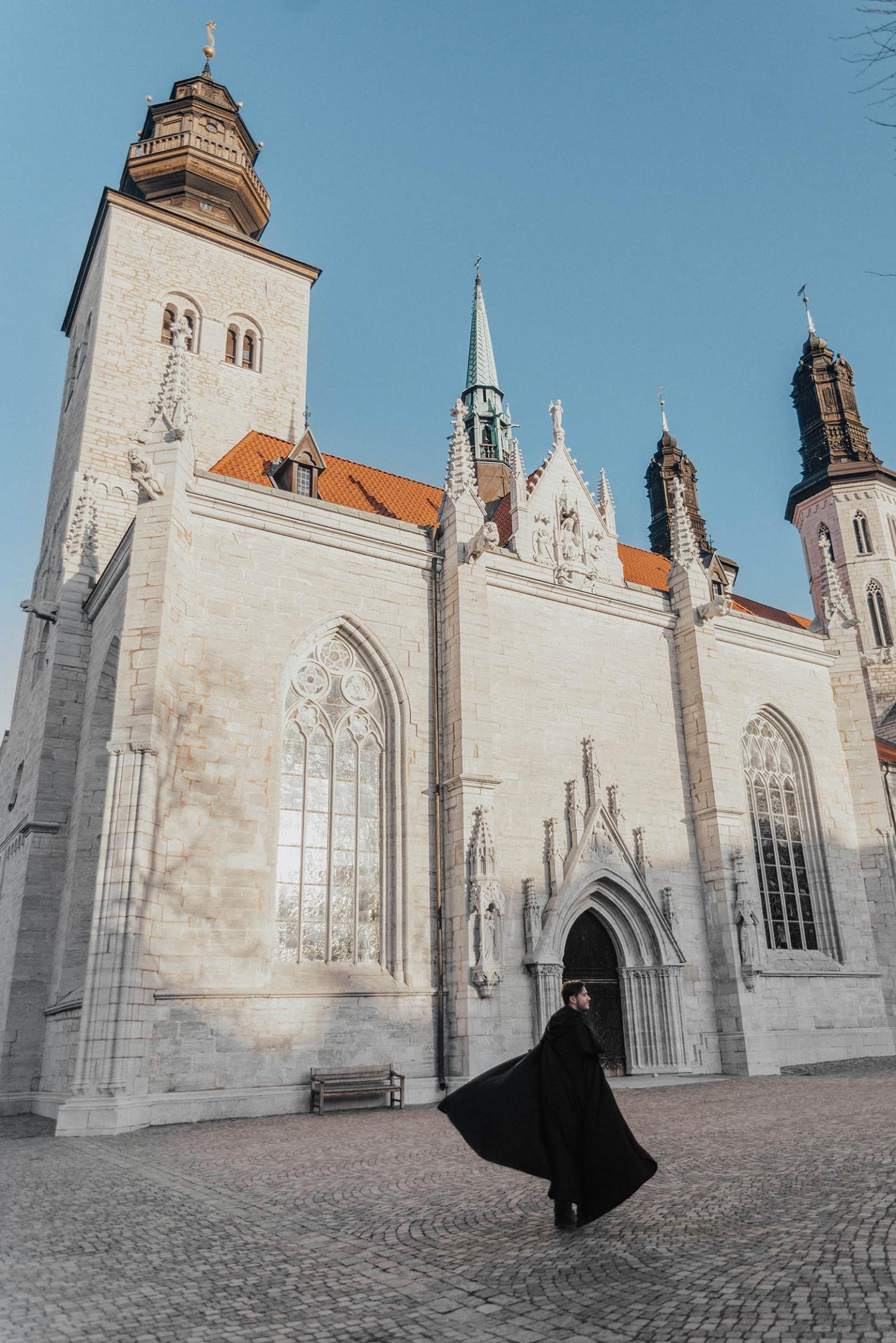 Simon utanför Domkyrkan i Visby