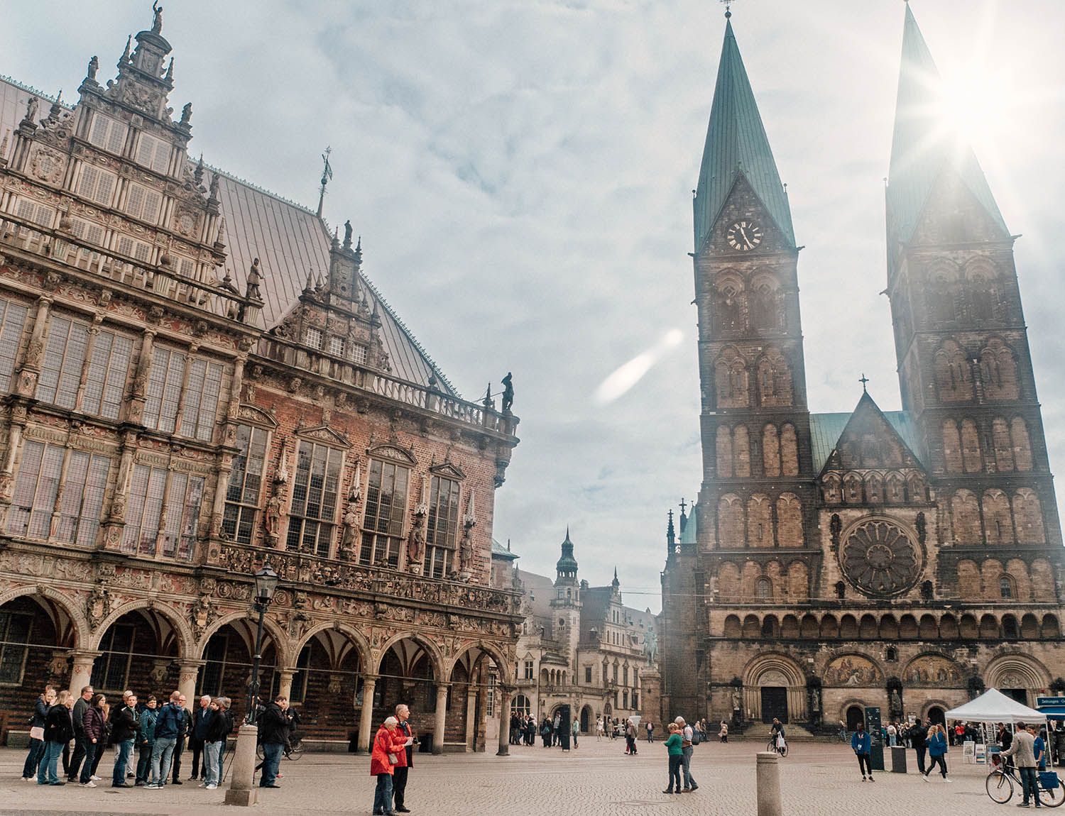 Marknadsplatsen i Bremen med det gamla stadshuset till vänster och Bremer Dom (domkyrkan) till höger