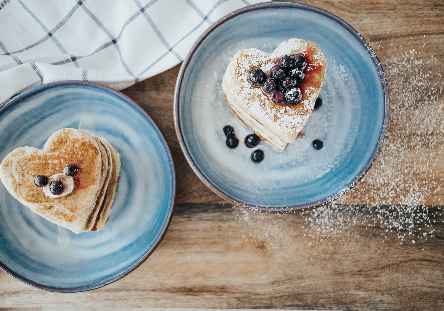 Söta Hjärtformade Glutenfria Amerikanska Veganpannkakor med äppelmos