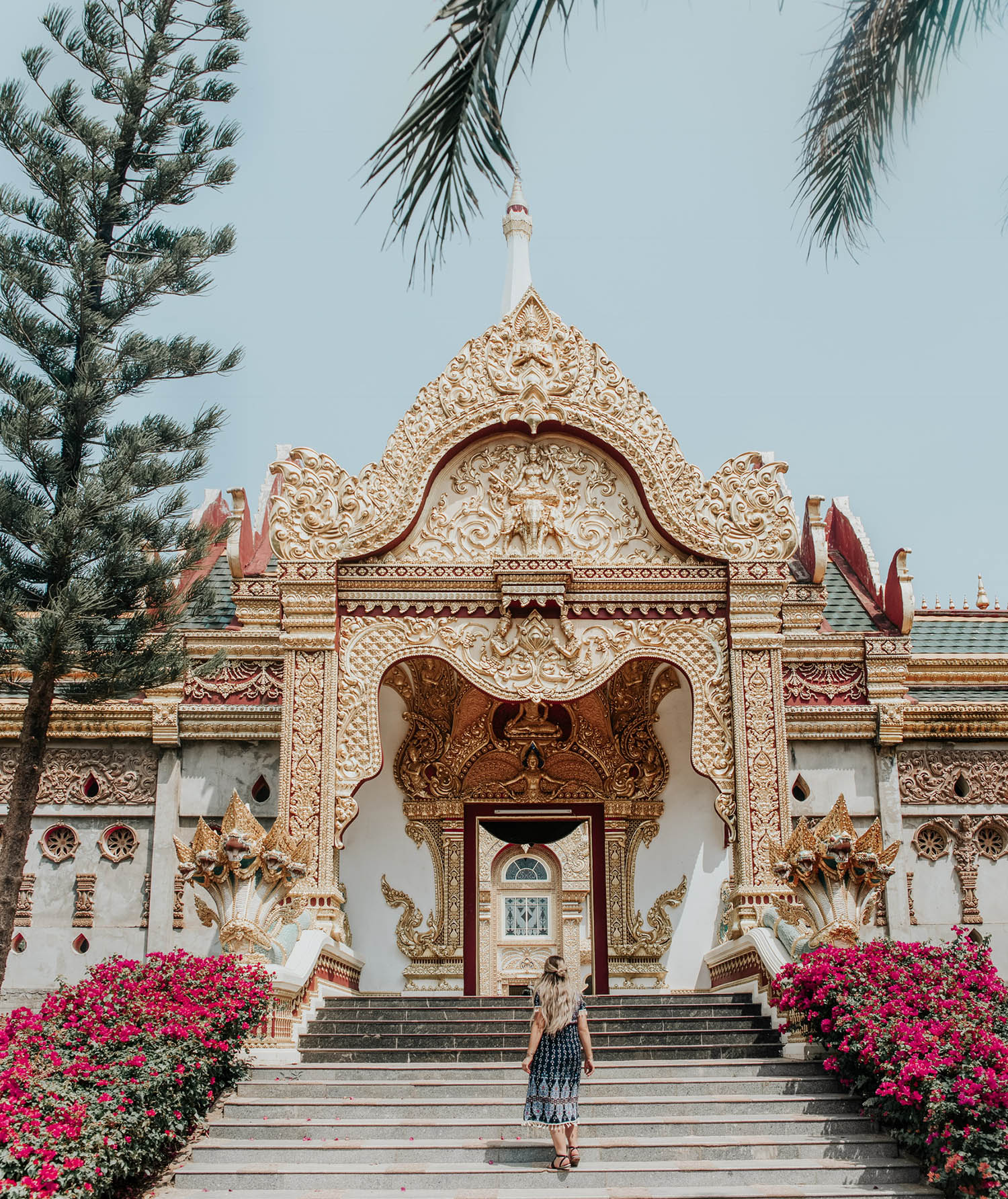 Adaras Tips på outfits i Thailand | Phra Maha Chedi Chai Mongkol i Roi Et