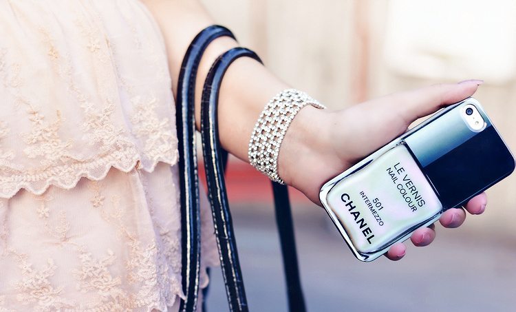 chanel-vernis-iphone-case