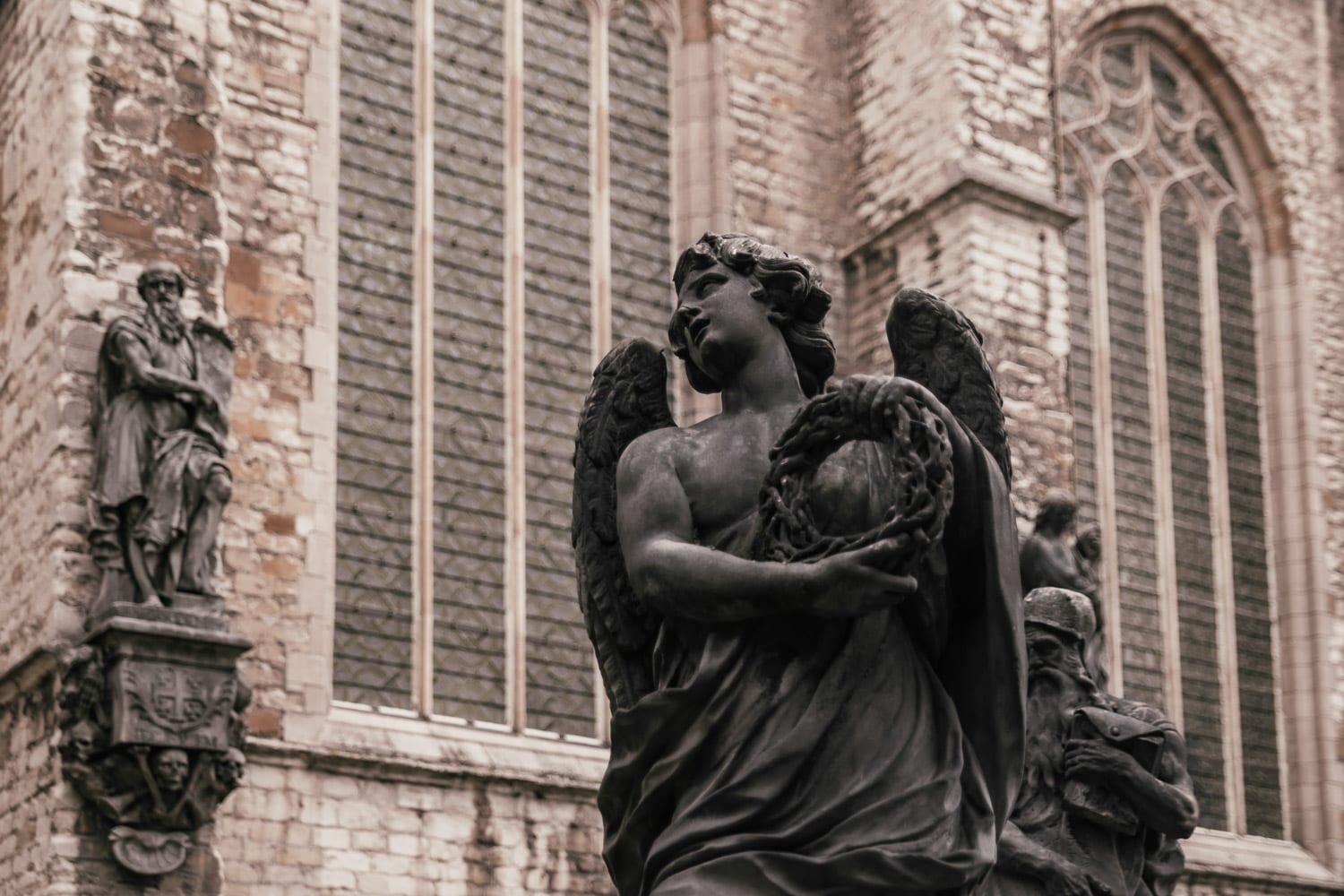 The Calvary - Änglastatyer i St. Pauls innergård i Antwerpen, Belgien.