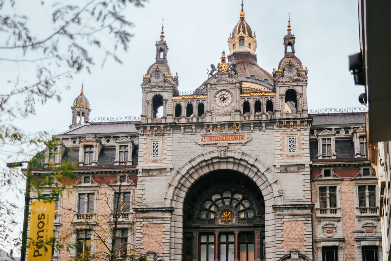 Antwerpens centralstation i Belgien är en av världens vackraste tågstationer. 