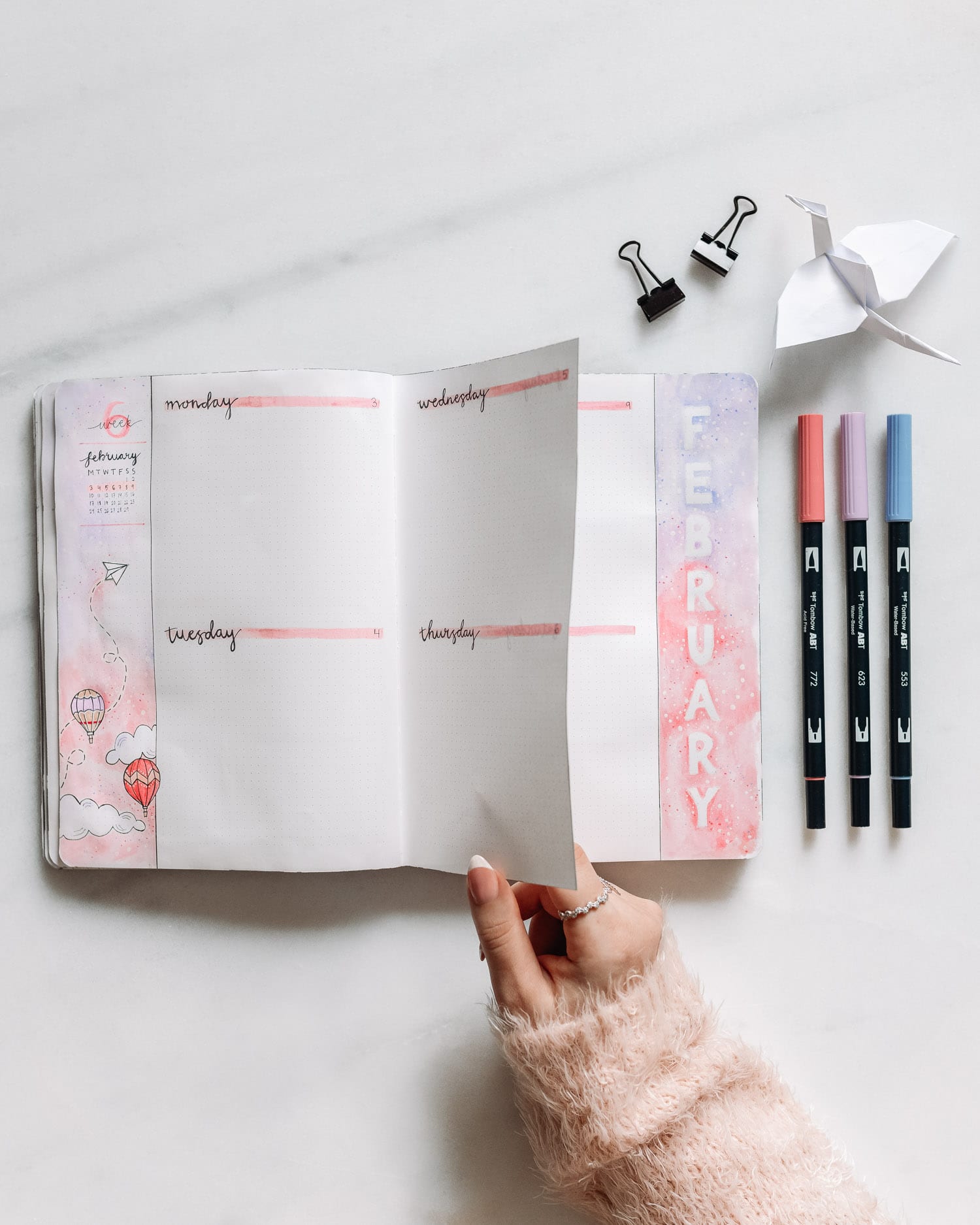 Bullet Journal veckoplanering med 'Dutch Door'-layout och luftballongstema