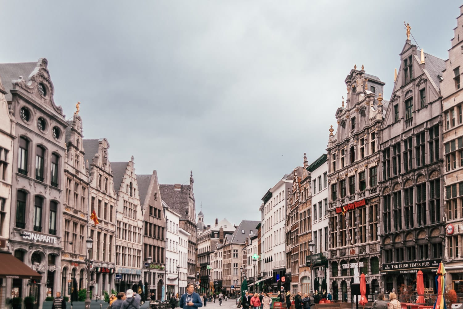 Medeltida stadstorget Grote Markt i Antwerpen, Belgien