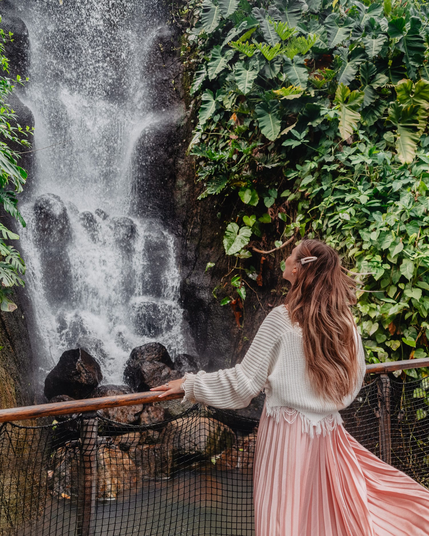 Vattenfall i regnskogsbiom i Eden Project, Storbritannien