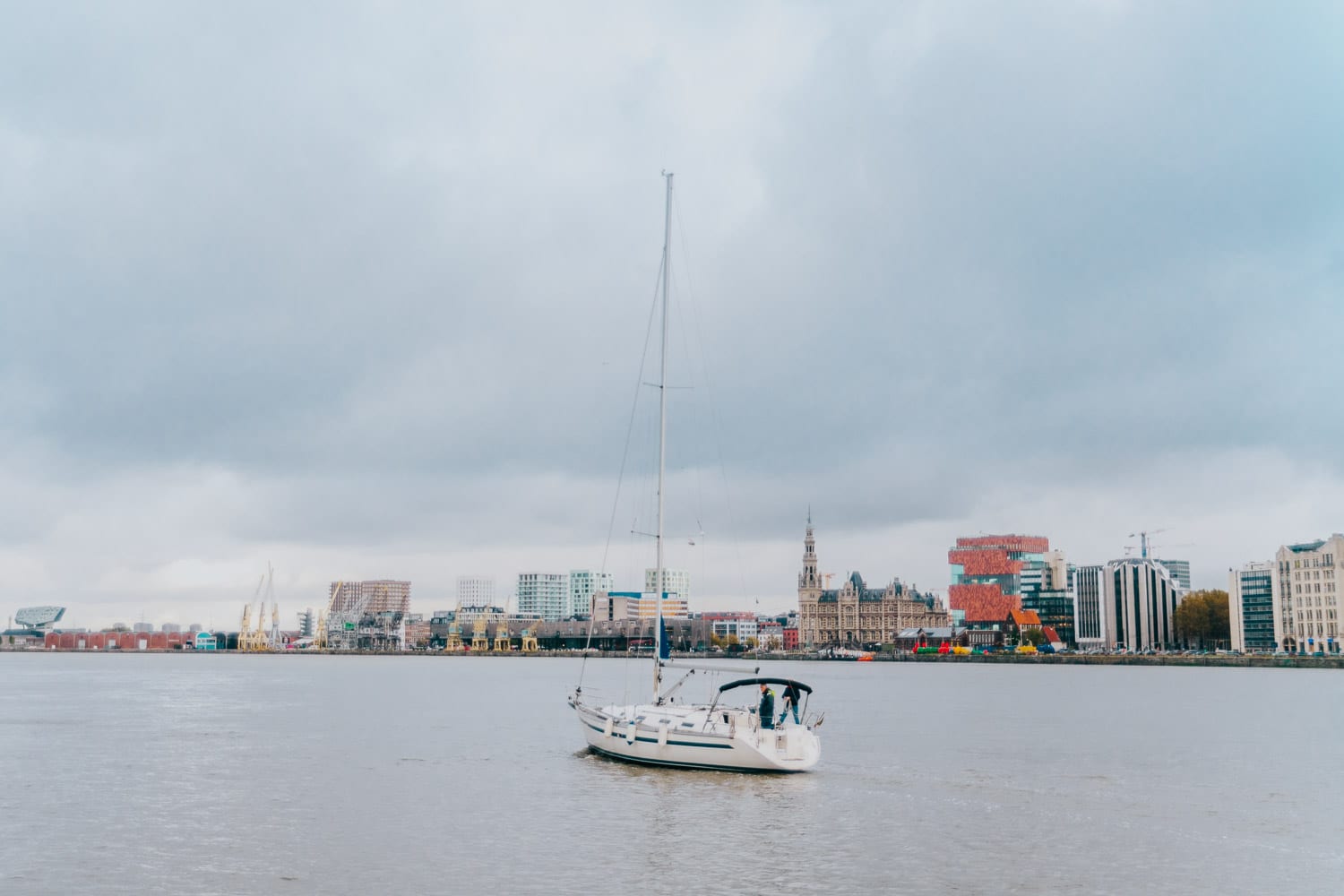 Vy över Antwerpen från andra sidan av floden Schelde.