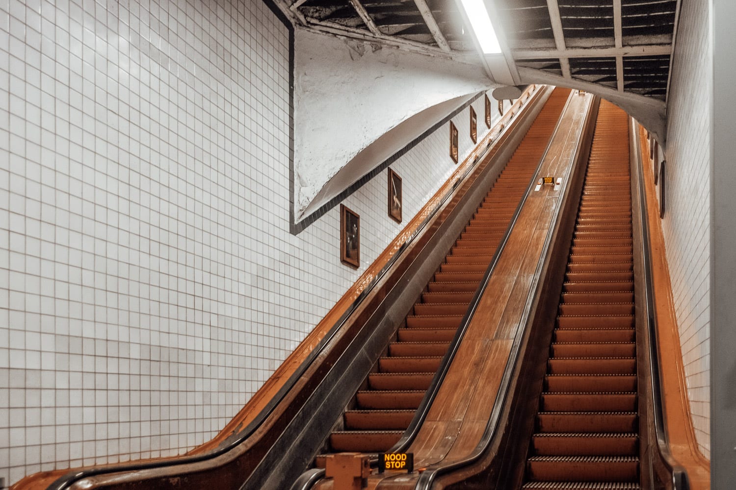 Tunneln St. Anna med rulltrappor i trä.