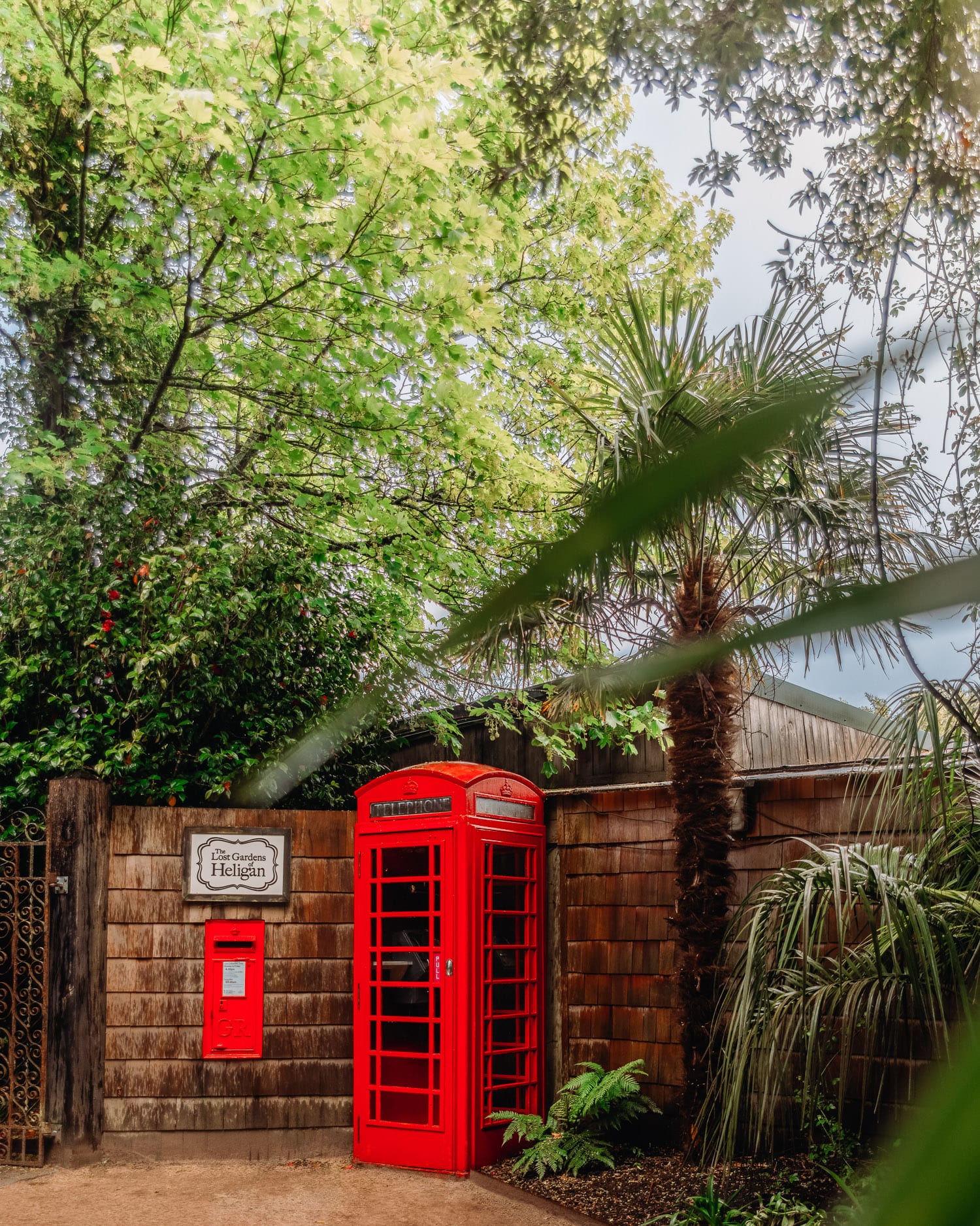 Röd telefonbox i The Lost Gardens of Heligan, Cornwall