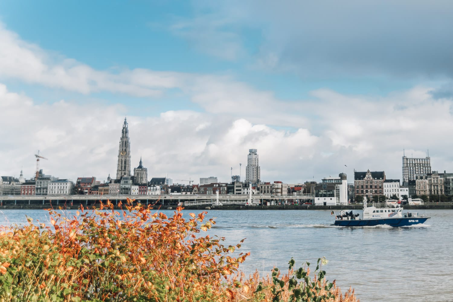 Vy över Antwerpen från andra sidan av floden Schelde