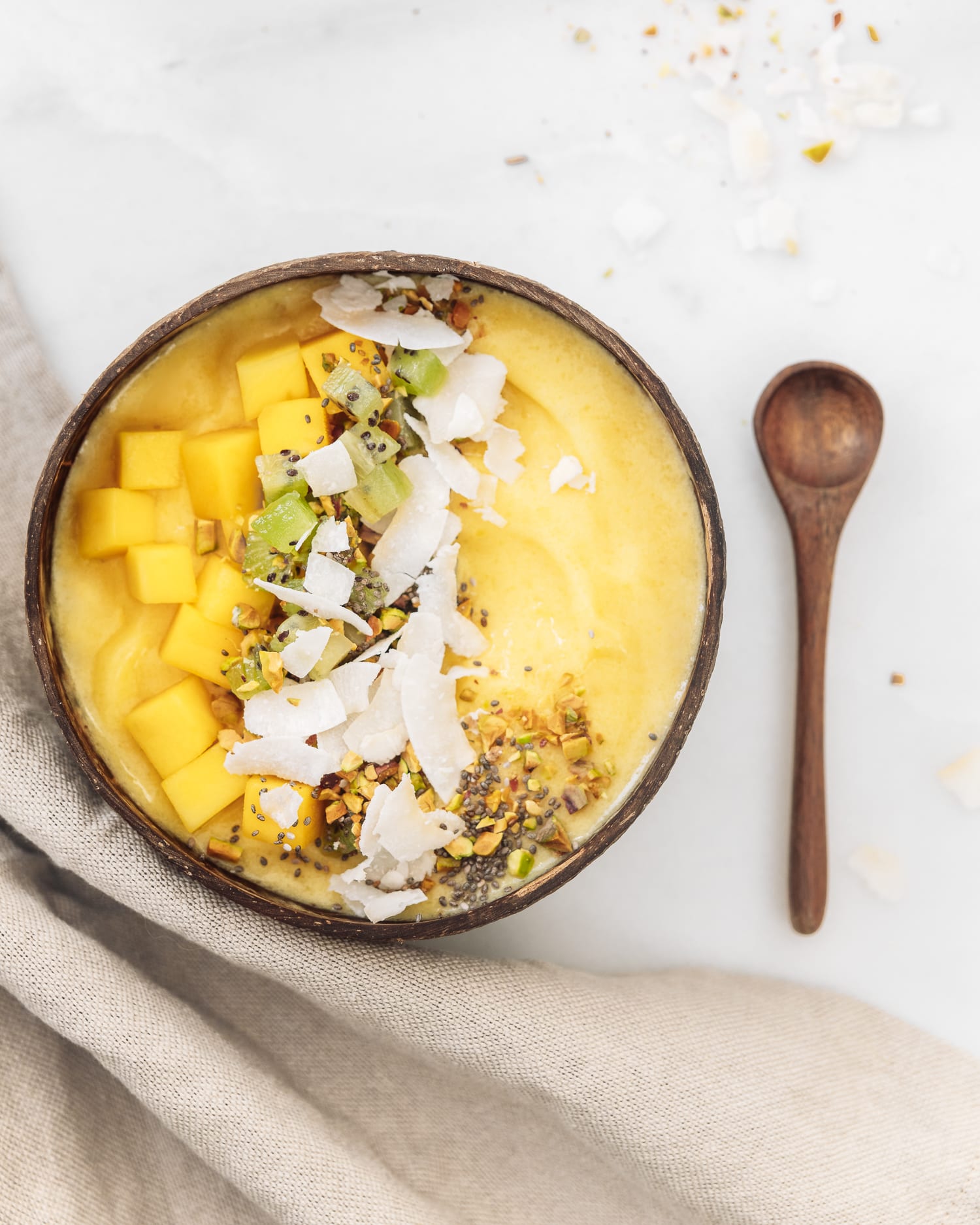 Tropisk smoothiebowl - Recept med ananas, mango och kokos