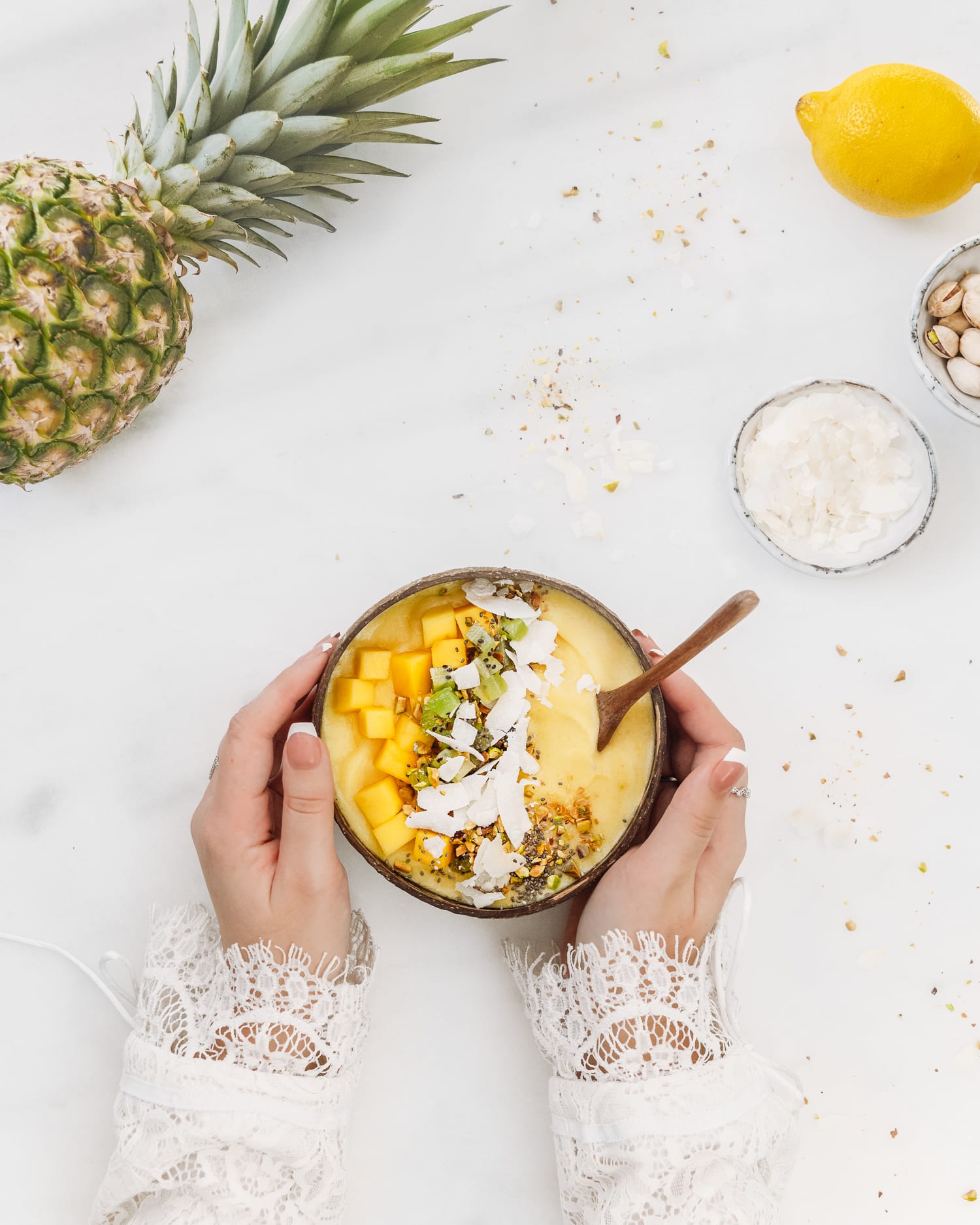 Recept: Tropisk smoothiebowl med ananas, mango och kokos