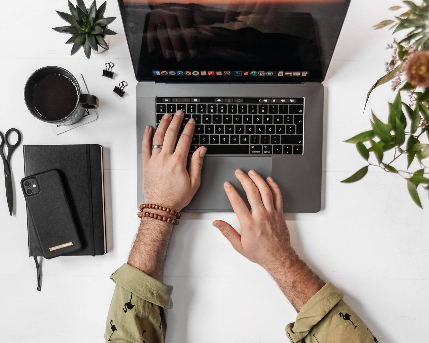 Jobba hemifrån: Man som jobbar på en Macbook Pro Laptop