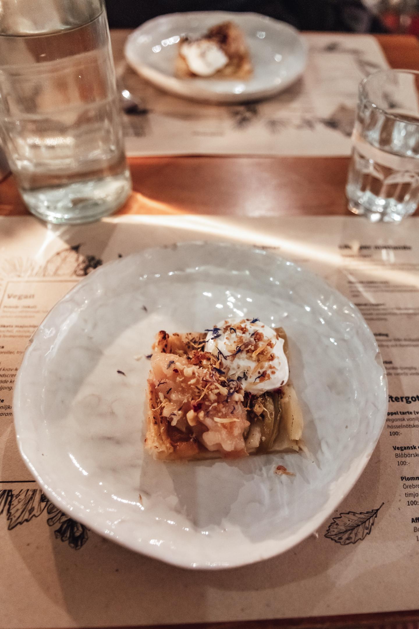 Äppel tarte med vegansk vaniljkräm och hasselnötskaramell på Gro Stallbacken