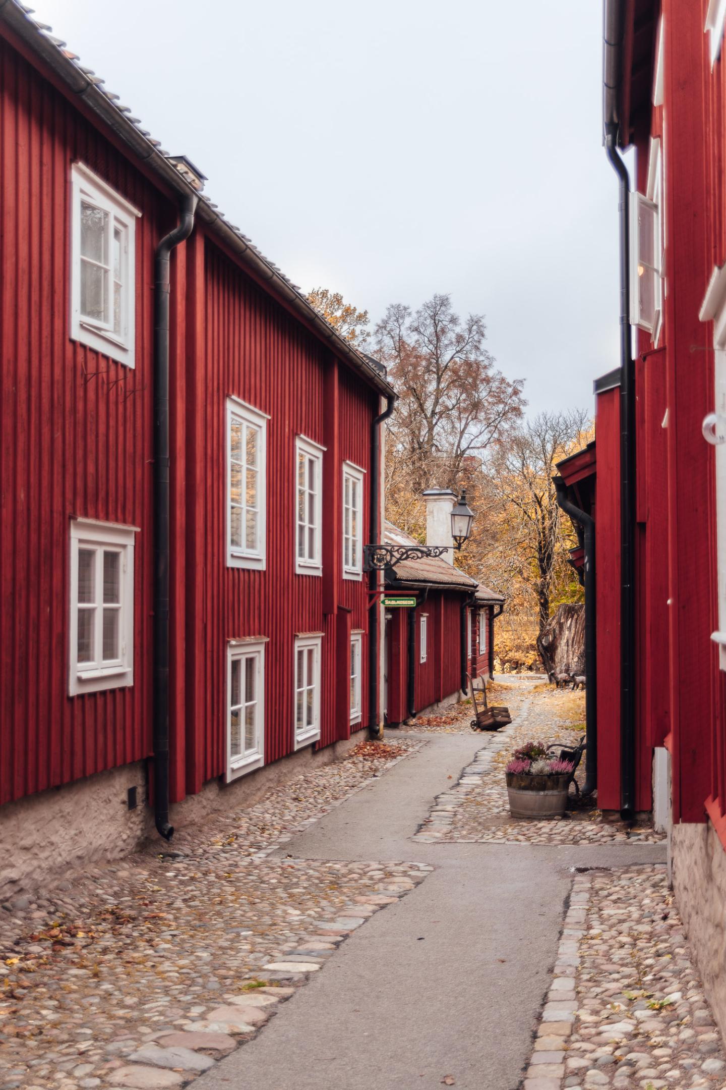 Vacker gata med röda byggnader i friluftsmuseet Wadköping, Örebro