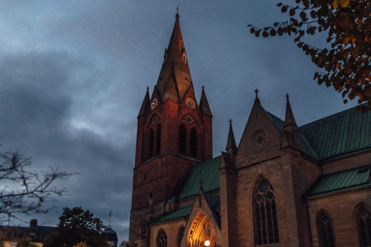 Kvällsbild på S:t Nicolai Kyrka i Örebro 