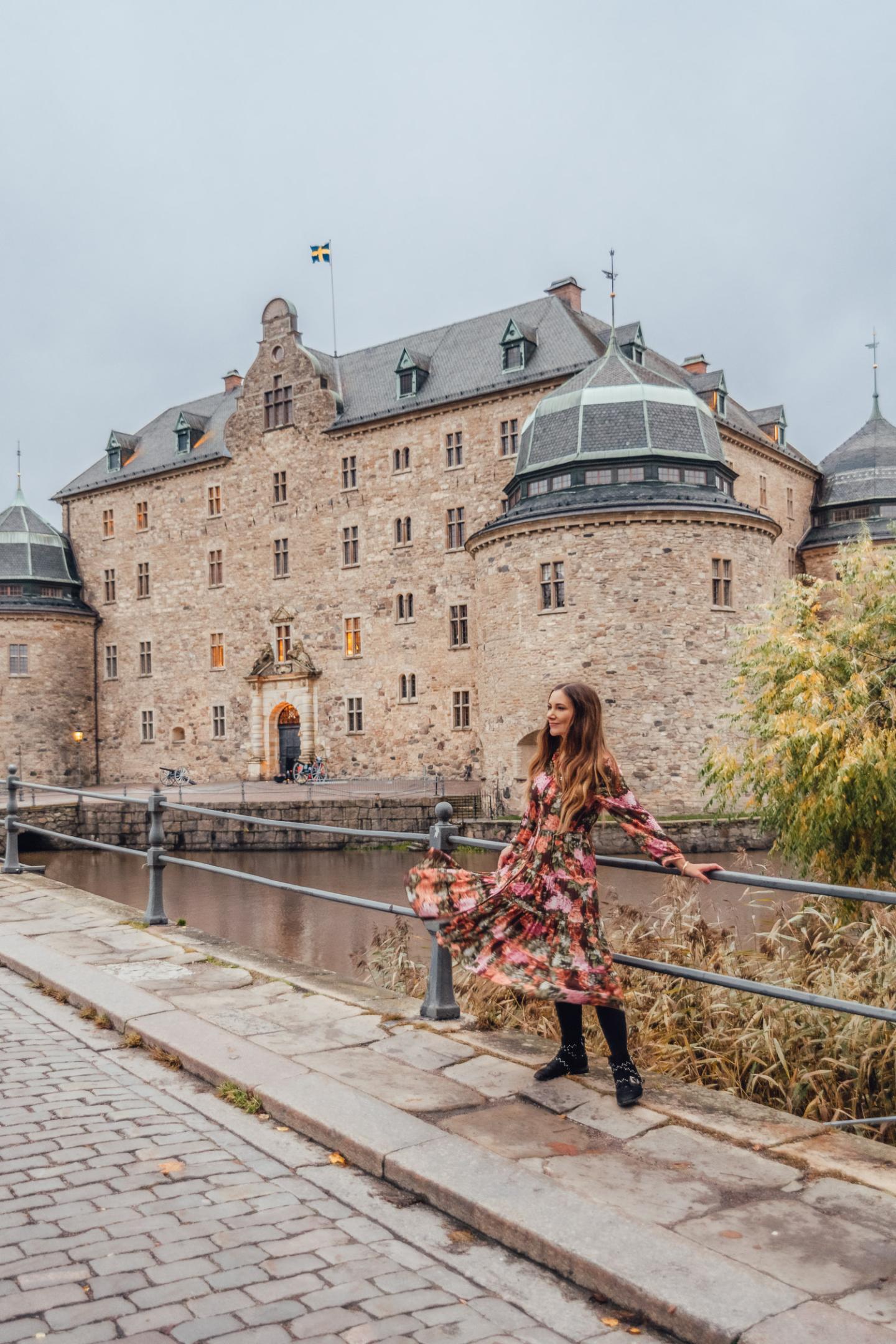 Ida Eriksson i blommig maxiklänning från Ajlajk utanför Örebro slott i Närke