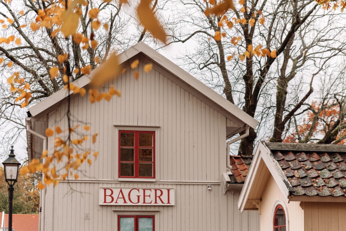 Vackert gammaldags bageri med röda fönsterbågar i Wadköping friluftsmuseum, Örebro