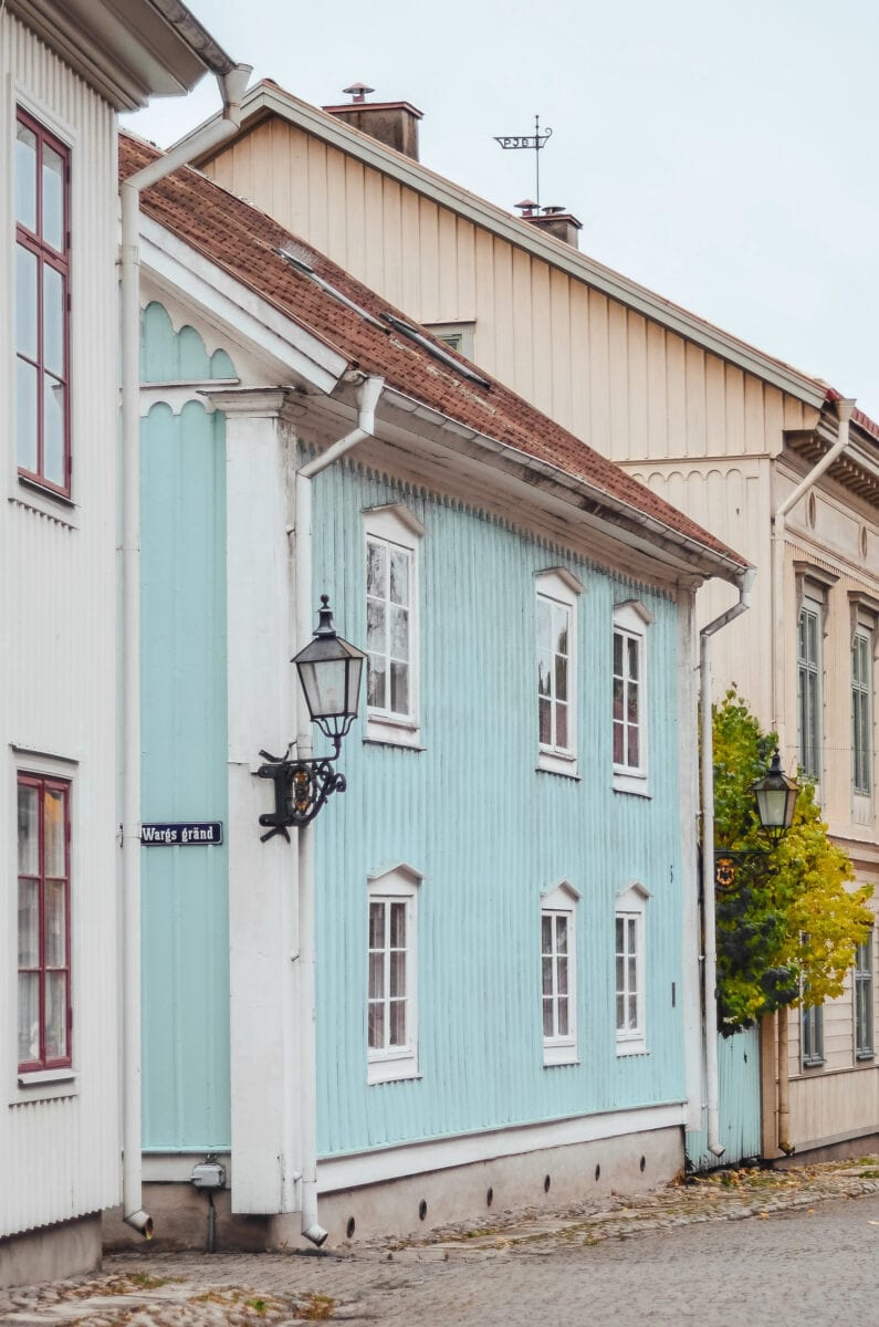 Vackert ljusblått hus i Wadköping, Örebro