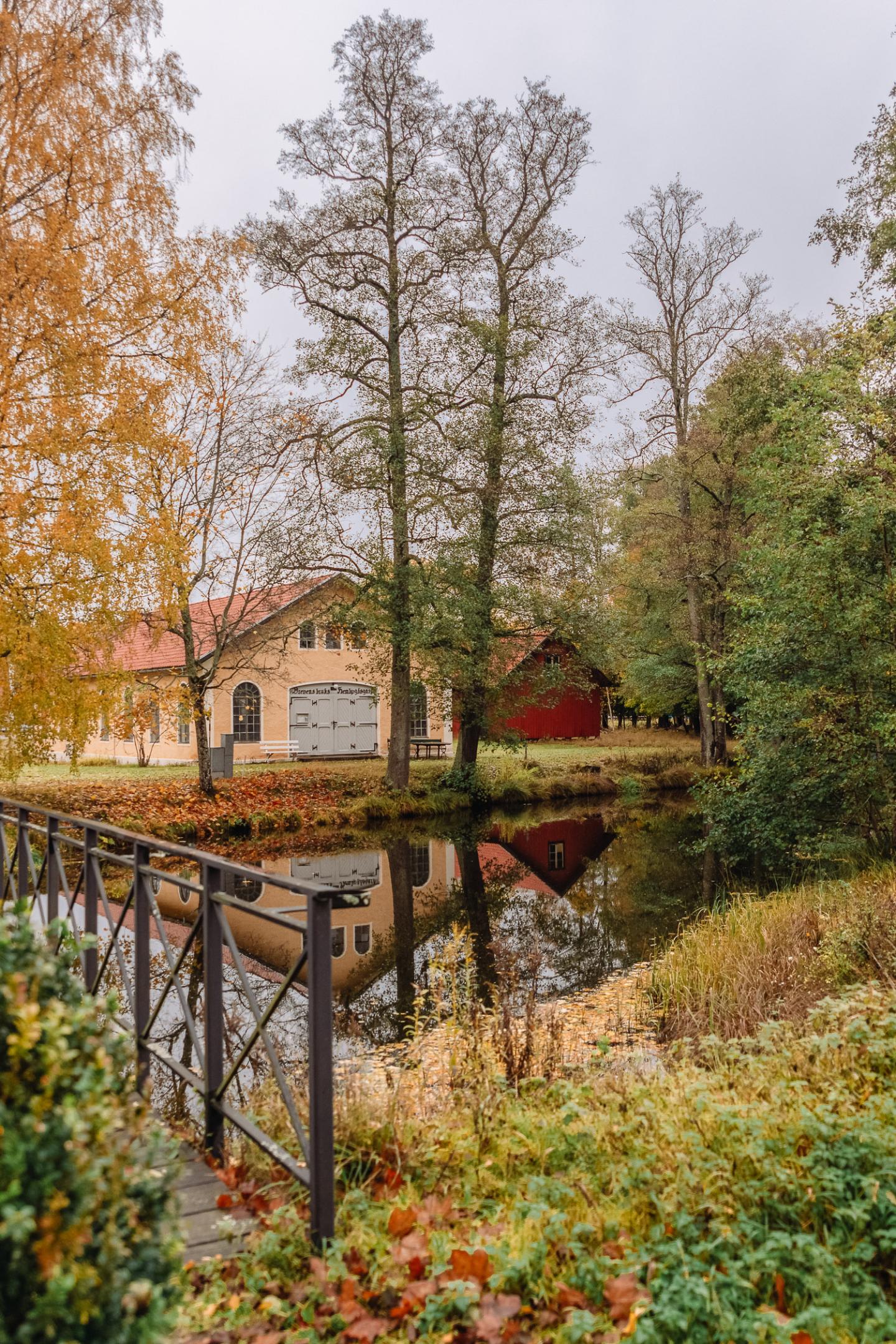 Vacker frodig höstvy i bruksmiljön Brevens bruk i Örebro