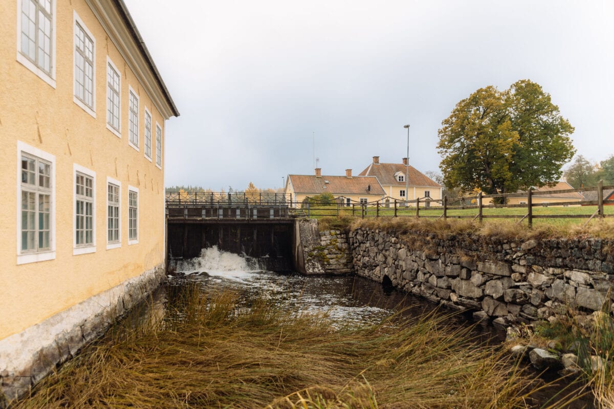 Gulputsade byggnader i bruksorten Brevens i Örebro kommun