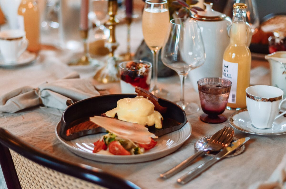 Vegetarisk ägg benedict och mimosa till lyxfrukost på Egastronomi i Kumla, Örebro