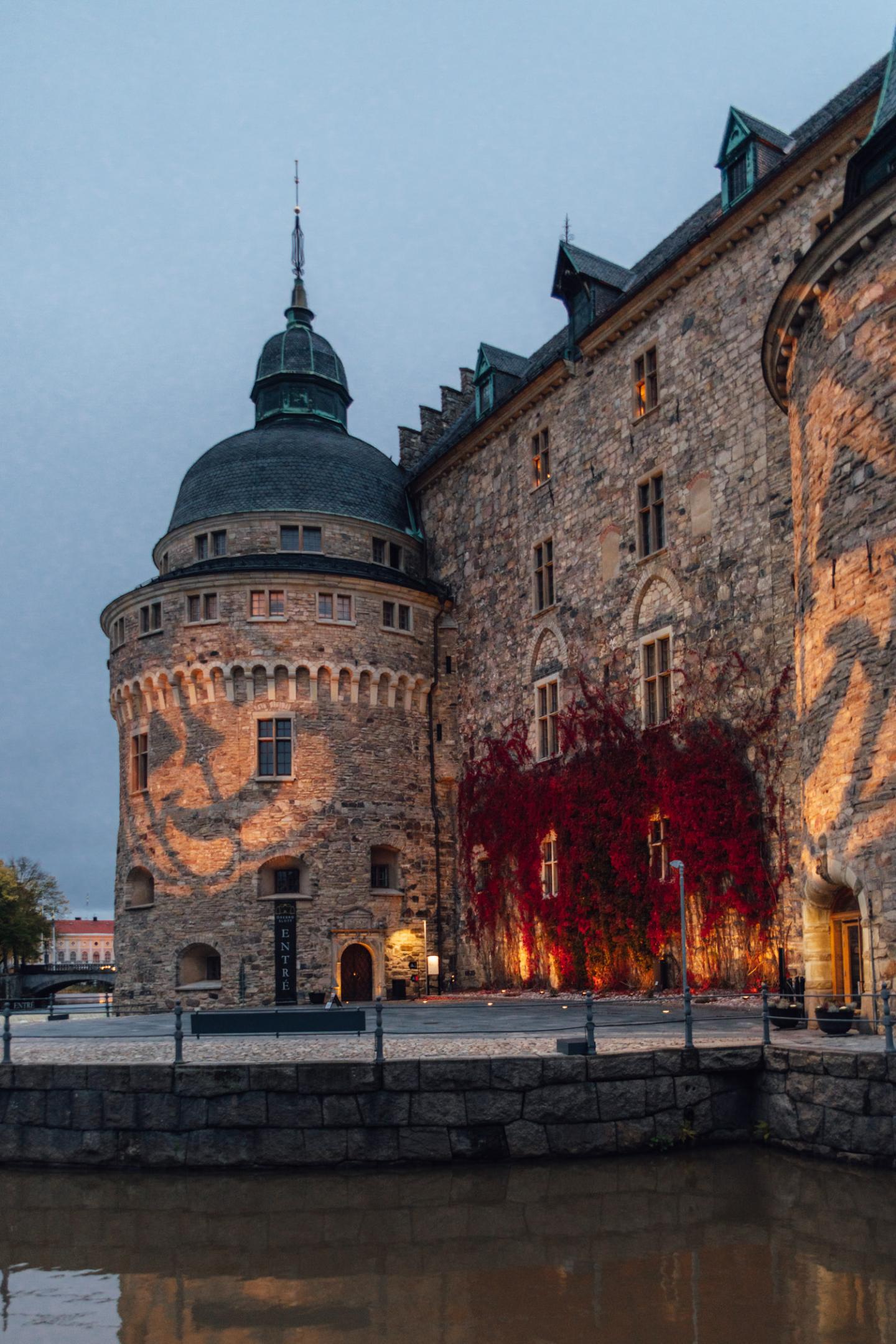 Kvällsbild på Örebro slott med Halloween-belysning