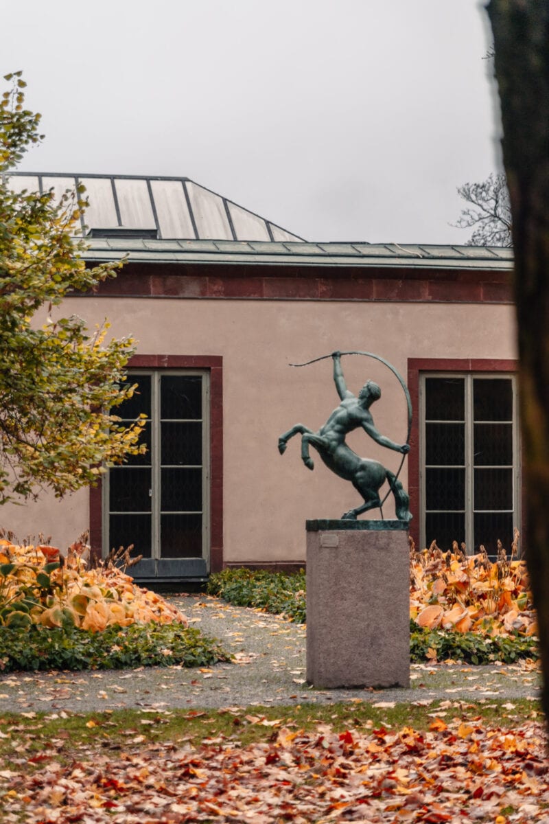 Staty av "Kentauren" utanför Örebro läns museum i stadparken, Örebro