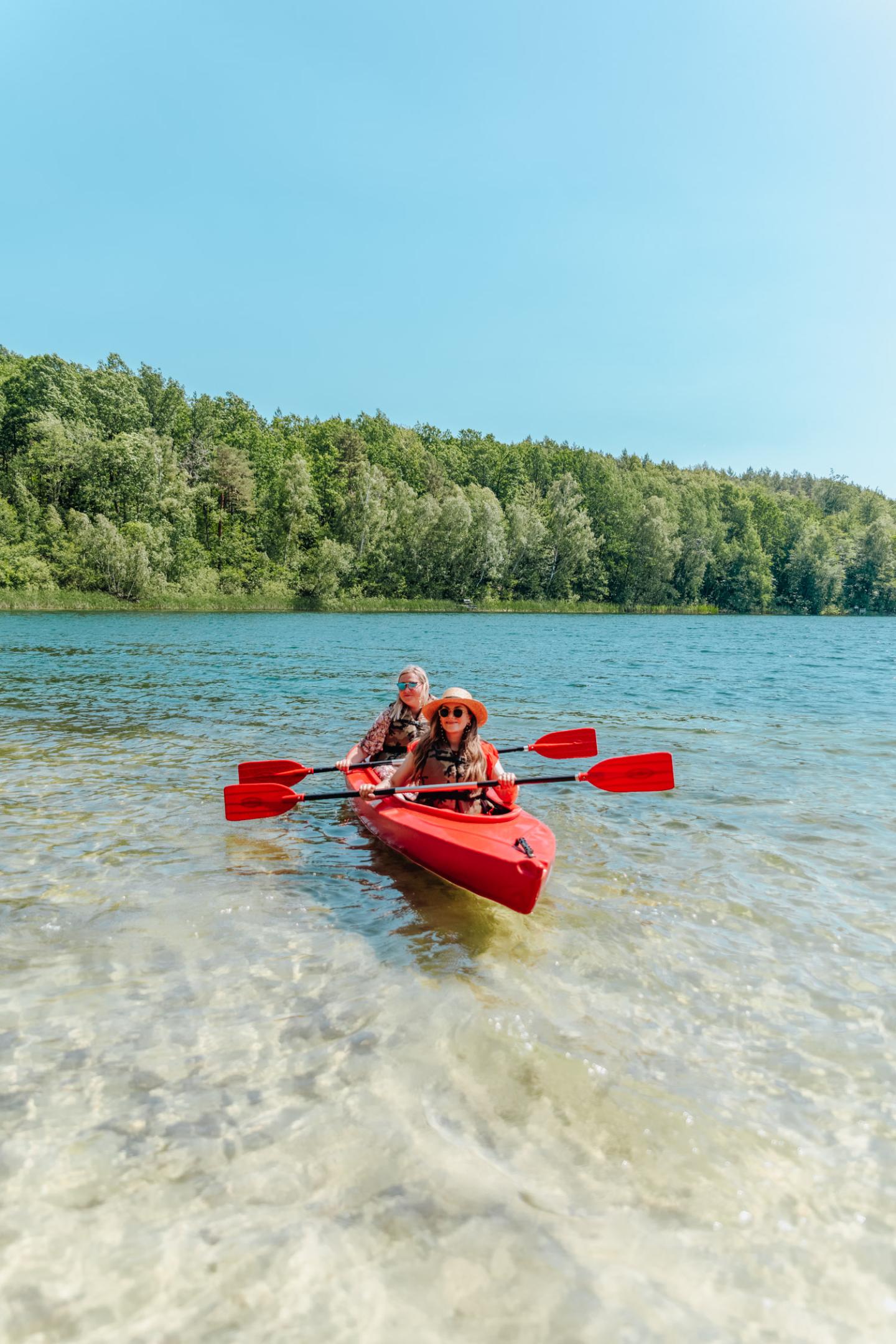 Paddla kanot på en sjö i natursköna Wielkopolska i Polen.