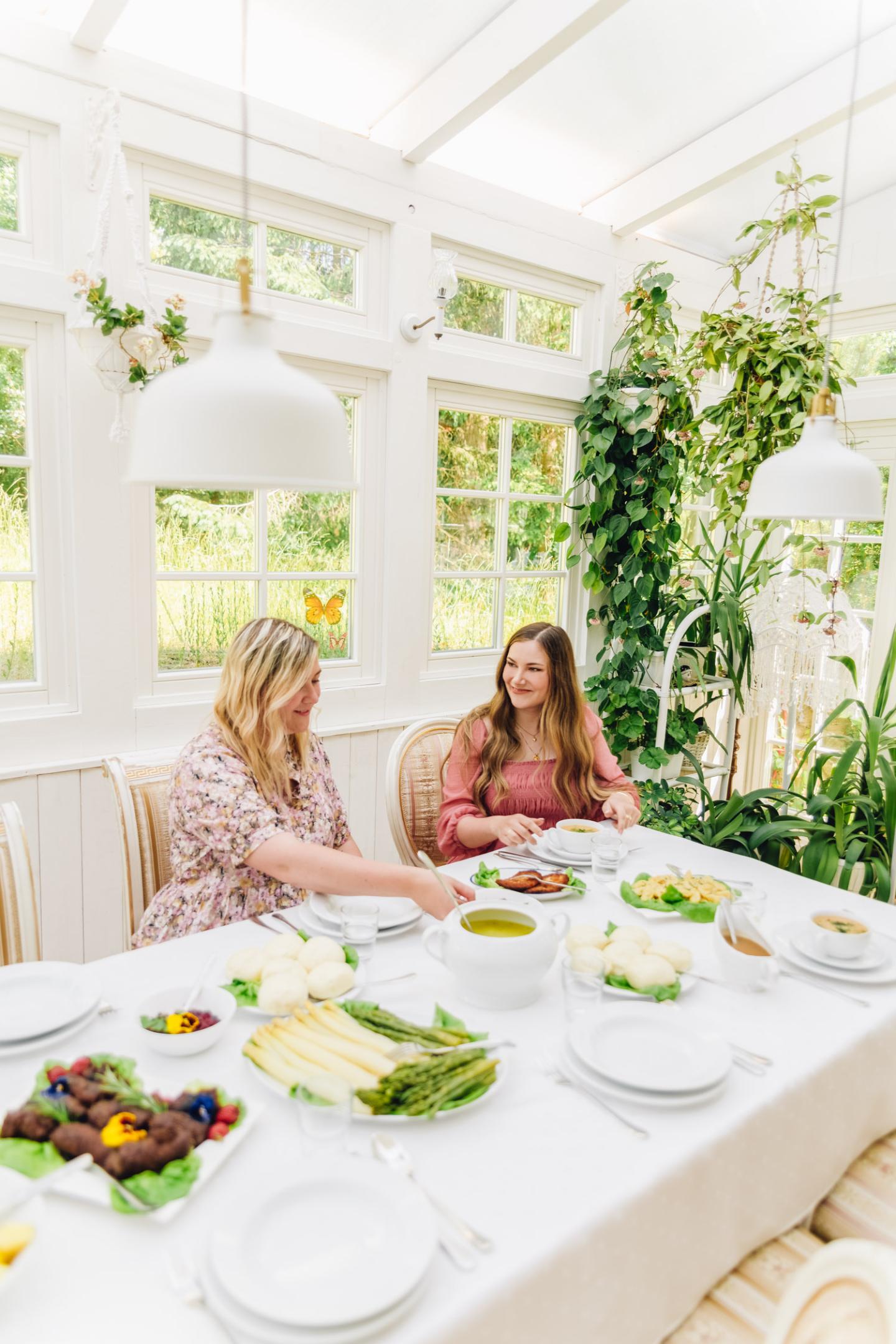 Cammi och Ida njuter av en lunch på  Dwór Dębogóra i Wielkopolska, Polen.