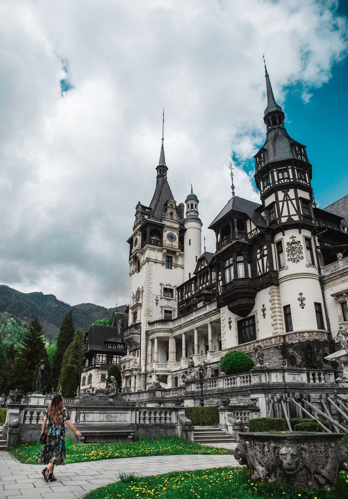 The blogger Adaras in front of The Beautiful Peleş Castle in Romania
