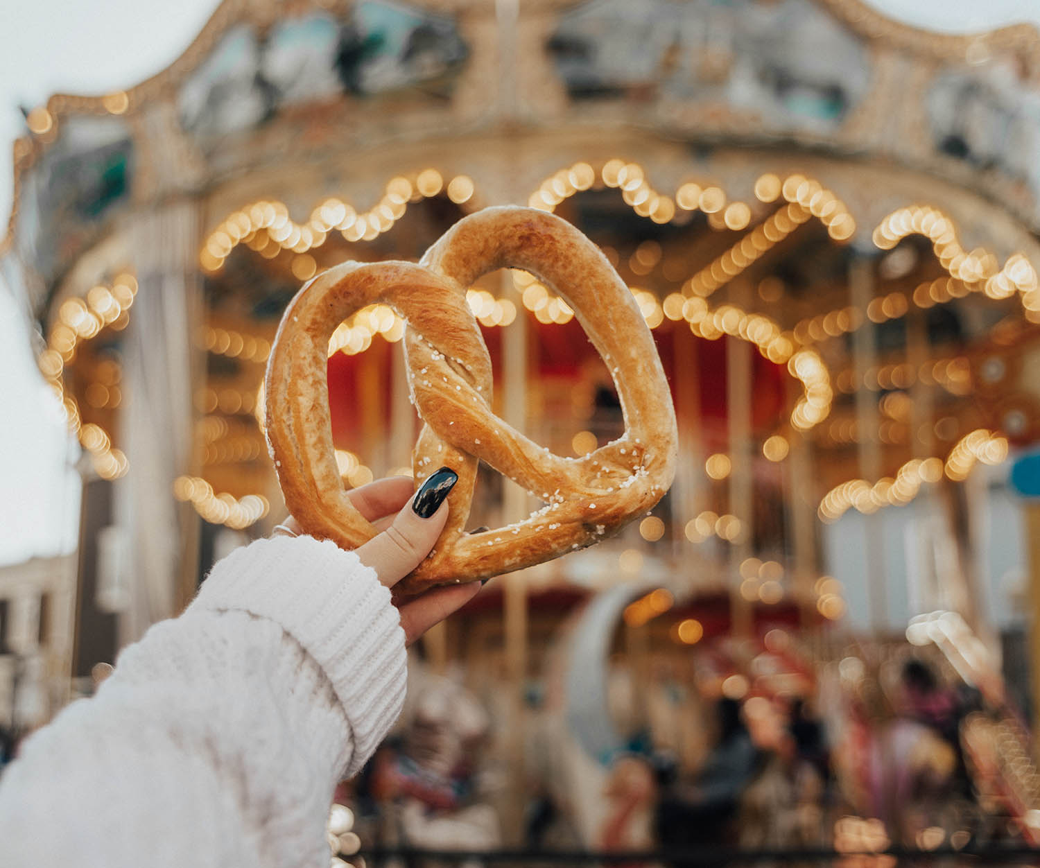 Pretzels på Pier 39, med retro karusell i bakgrunden